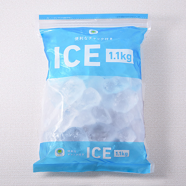 ファミリーマートの便利なチャック付きICE 1.1kg。税込価格：298円。長時間かけてじっくり凍らせた、硬く透明度の高いかちわり氷です。