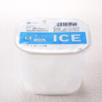 ファミリーマートの使いやすいサイズのICE 400g。税込価格：159円。長時間かけてじっくり凍らせた、硬く透明度の高いかちわり氷です。