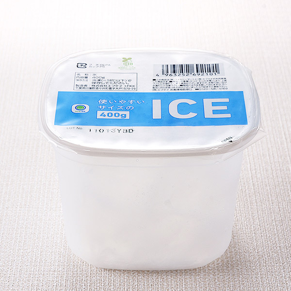 ファミリーマートの使いやすいサイズのICE 400g。税込価格：159円。長時間かけてじっくり凍らせた、硬く透明度の高いかちわり氷です。