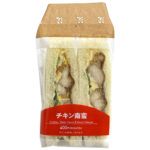 セブンイレブンのチキン南蛮サンドを比較する。税込価格：432円、カロリー：530kcal、1円あたりカロリー：1.23kcal/円、たんぱく質：18.2g、1円あたりたんぱく質：0.04g/円、脂質：33.8g、炭水化物：39.2g、糖質：37.5g、食物繊維：1.7g、食塩相当量：2.5g。甘酸っぱい南蛮タレとタルタルソースを組み合わせた肉系サンドイッチです。アレルギー：卵、乳、小麦。