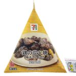 セブンイレブンの鶏の炭火焼 （柚子こしょう付）を比較する。税込価格：421円、カロリー：245kcal、1円あたりカロリー：0.58kcal/円、たんぱく質：25.5g、1円あたりたんぱく質：0.06g/円、脂質：15.7g、炭水化物：0.4g、糖質：0.3g、食物繊維：0.1g、食塩相当量：2.3g。九州で馴染みのある鶏の炭火焼です。柚子こしょうをお好みで付けて食べてください。アレルギー：なし。
