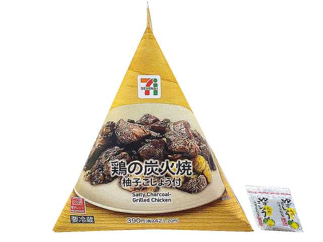 セブンイレブンの鶏の炭火焼 （柚子こしょう付）を比較する。税込価格：421円、カロリー：245kcal、1円あたりカロリー：0.58kcal/円、たんぱく質：25.5g、1円あたりたんぱく質：0.06g/円、脂質：15.7g、炭水化物：0.4g、糖質：0.3g、食物繊維：0.1g、食塩相当量：2.3g。九州で馴染みのある鶏の炭火焼です。柚子こしょうをお好みで付けて食べてください。アレルギー：なし。