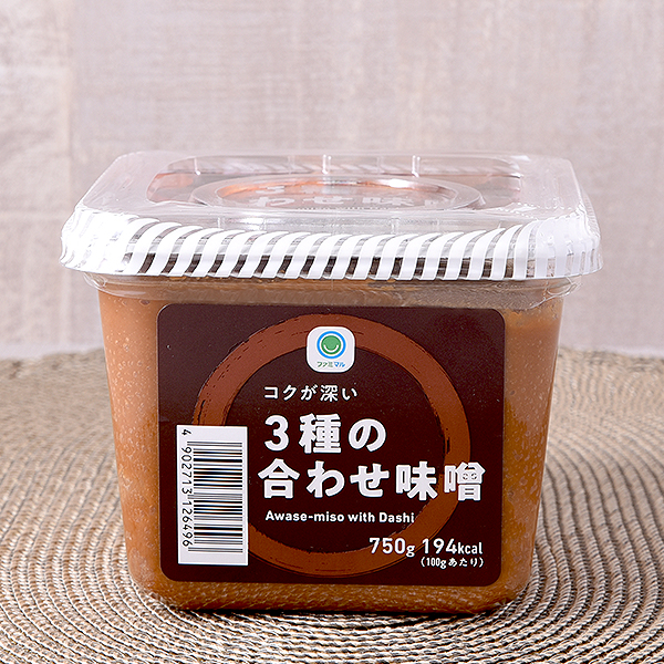 ファミリーマートの3種の合わせ味噌。税込価格：309円。米みそ、豆みそ、麦みその3種の合わせみそにかつおと昆布のだしが入っただし入り合わせ味噌です。