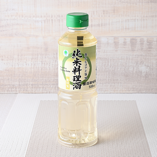ファミリーマートの純米料理酒。税込価格：228円。米と米こうじを加塩発酵しただけの本格志向の料理酒です。