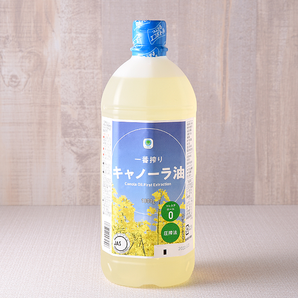 ファミリーマートの一番搾りキャノーラ油。税込価格：408円。揚げ物に最適なキャノーラ油です。