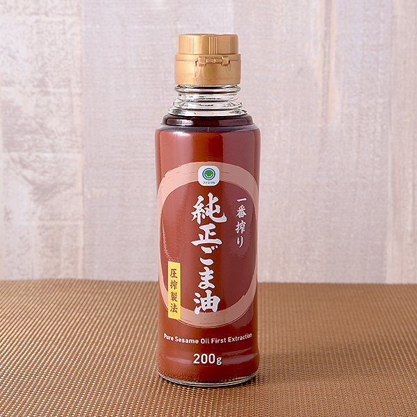 ファミリーマートの一番搾り純正ごま油。税込価格：388円。一番搾り製法で純正ごま油の香りとコクを活かした、炒めものや風味付けに最適なごま油です。