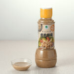 ファミリーマートの焙煎胡麻ドレッシング。税込価格：325円。有機ごま（すりごま、いりごま、ねりごま）を使用し、風味豊かに仕上げました。