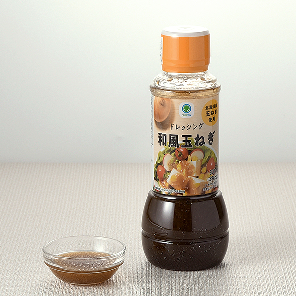 ファミリーマートの和風玉ねぎドレッシング。税込価格：325円。北海道産玉ねぎを使用し、かつお節の風味をきかせたドレッシングです。