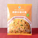 ファミリーマートの焦がし醤油が香る焼豚炒飯の素。税込価格：111円。焦がし醤油が香る焼豚炒飯の素です。具材入りなので、玉子とご飯とサラダ油を用意するだけで炒飯ができあがります。