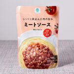 ファミリーマートのじっくり煮込んだ肉の旨みミートソース。税込価格：200円。じっくり煮込んだ肉の旨みと完熟トマトペーストを使用したミートソースです。