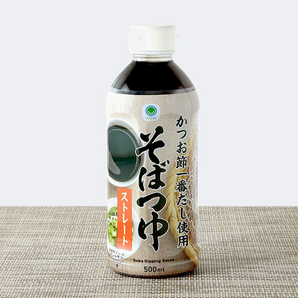 ファミリーマートのそばつゆ。税込価格：198円。枕崎製造のかつお節と、北海道産の昆布のおいしさを活かしたストレートタイプのそばつゆです。