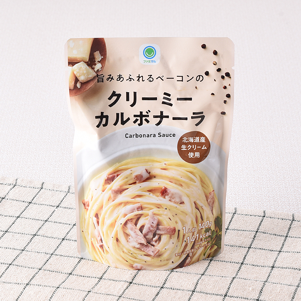 ファミリーマートの旨みあふれるベーコンのクリーミーカルボナーラ。税込価格：200円。旨みたっぷりのベーコンが入ったクリーミーなカルボナーラソースです。北海道産生クリームを使用しています。