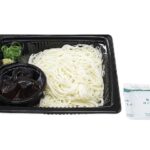 セブンイレブンの三輪の神糸使用手延べ三輪そうめんを比較する。税込価格：462円、カロリー：291kcal、1円あたりカロリー：0.63kcal/円、たんぱく質：9.8g、1円あたりたんぱく質：0.02g/円、脂質：2g、炭水化物：59.5g、糖質：57.6g、食物繊維：1.9g、食塩相当量：2.3g。手延べ製法によりつるみとのど越しの良い三輪そうめんに、だしの風味を引き立てたつゆを合わせました。アレルギー：小麦。