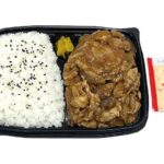 セブンイレブンの豚ロース焼肉弁当を比較する。税込価格：700円、カロリー：765kcal、1円あたりカロリー：1.09kcal/円、たんぱく質：26.9g、1円あたりたんぱく質：0.04g/円、脂質：24.6g、炭水化物：110.5g、糖質：107.7g、食物繊維：2.8g、食塩相当量：3.7g。旨味の強い豚ロース肉と玉ねぎを醤油、みりん、にんにく等で甘辛く炒めたお弁当です。アレルギー：卵、小麦。