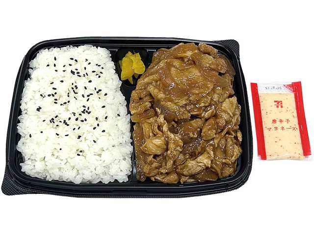 セブンイレブンの豚ロース焼肉弁当を比較する。税込価格：700円、カロリー：765kcal、1円あたりカロリー：1.09kcal/円、たんぱく質：26.9g、1円あたりたんぱく質：0.04g/円、脂質：24.6g、炭水化物：110.5g、糖質：107.7g、食物繊維：2.8g、食塩相当量：3.7g。旨味の強い豚ロース肉と玉ねぎを醤油、みりん、にんにく等で甘辛く炒めたお弁当です。アレルギー：卵、小麦。
