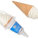 セブンイレブンの７プレミアム ワッフルコーン リッチミルクを比較する。税込価格：246円、カロリー：285kcal、1円あたりカロリー：1.16kcal/円、たんぱく質：5.1g、1円あたりたんぱく質：0.02g/円、脂質：13.6g、炭水化物：35.6g、糖質：35.1g、食物繊維：0.5g、食塩相当量：0.3g。原材料（乳原料や小麦等）高騰に伴い、品質向上し売価を２１８円（税抜）から２２８円（税抜）に変更します。よりミルクの濃厚さを感じられる味わいになりました。アレルギー：乳、小麦。