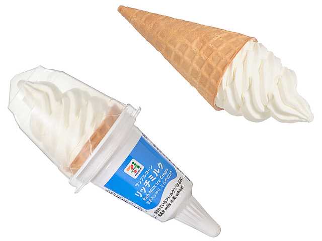 セブンイレブンの７プレミアム ワッフルコーン リッチミルクを比較する。税込価格：246円、カロリー：285kcal、1円あたりカロリー：1.16kcal/円、たんぱく質：5.1g、1円あたりたんぱく質：0.02g/円、脂質：13.6g、炭水化物：35.6g、糖質：35.1g、食物繊維：0.5g、食塩相当量：0.3g。原材料（乳原料や小麦等）高騰に伴い、品質向上し売価を２１８円（税抜）から２２８円（税抜）に変更します。よりミルクの濃厚さを感じられる味わいになりました。アレルギー：乳、小麦。