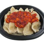 セブンイレブンのおつまみラー油の水餃子新潟県産米粉入りを比較する。税込価格：365円、カロリー：338kcal、1円あたりカロリー：0.93kcal/円、たんぱく質：14.1g、1円あたりたんぱく質：0.04g/円、脂質：16.2g、炭水化物：35.3g、糖質：32.8g、食物繊維：2.5g、食塩相当量：1.4g。おつまみラー油をつけて食べる、もちもちした食感の水餃子です。※餃子の皮に新潟県産米粉を１５％使用。アレルギー：小麦。