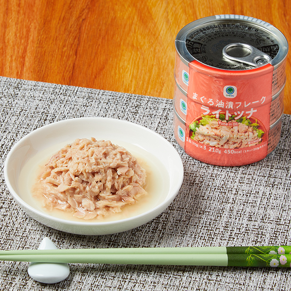ファミリーマートのまぐろ油漬フレーク ライトツナ3P。税込価格：420円。フレーク状にしたまぐろを油漬けにしたツナ缶です。3缶パックです。