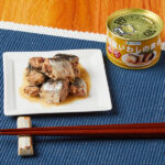 ファミリーマートの国産いわしの煮付。税込価格：208円。国内で水揚げされたいわしを特製醤油ダレで味付けしました。