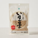 ファミリーマートの香ばしい風味いりごま。税込価格：128円。良質な白ごま原料を選定し、直火焙煎方式で風味良く焙煎した白いりごまです。麺類の薬味需要や葉物野菜のごま和えなどに最適です。