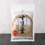 ファミリーマートの煎りごまブレンドすりごま。税込価格：128円。しっとりとしたすりごまに粒のいりごまをブレンドした、香りと食感の良いすりごまです。