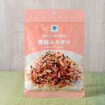 ファミリーマートの香ばしい鮭の風味焼鮭ふりかけ。税込価格：205円。香ばしい鮭の風味が特徴の焼鮭ふりかけです。