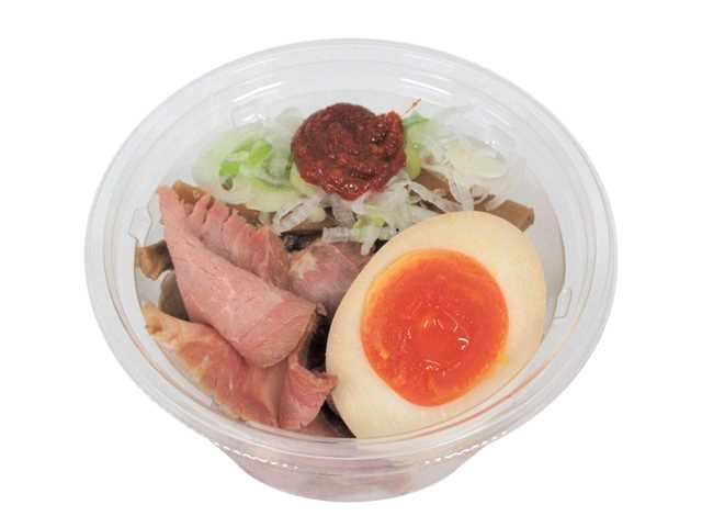 辛みそ入り メンマ＆チャーシュー セブンイレブン メンマ，チャーシューと煮玉子に、「加賀みそ」を使用した辛みそを付けて食べる、おつまみ仕立てのカップデリです。