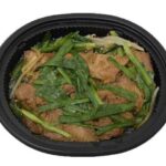 セブンイレブンのレバニラを比較する。税込価格：400円、カロリー：271kcal、1円あたりカロリー：0.68kcal/円、たんぱく質：25g、1円あたりたんぱく質：0.06g/円、脂質：13.5g、炭水化物：13.3g、糖質：11.3g、食物繊維：2g、食塩相当量：3.4g。豚レバー，もやし，ニラを旨みとコクのあるタレで味付けしたレバニラです。アレルギー：卵、乳、小麦。
