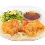 鶏天ぶっかけうどん セブンイレブン しなやかなで粘りのある食感のうどんにジューシーな鶏天２個を組み合わせたぶっかけうどん。具材は、鶏天、青ねぎ、生姜を盛り付け。