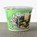 ファミリーマートの北海道産昆布だし使用わかめうどん。税込価格：238円。昆布をベースに、かつおやしいたけの旨みをきかせたうどんスープに別添の液体スープを加えることで、玉ねぎの甘みやコクのある醤油の旨みを感じられる一杯です。具材は、わかめ・揚げ玉・たまご・ねぎ入りです。