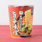 ファミリーマートの6種の野菜を使用 旨辛味噌。税込価格：213円。味噌とポークエキスをベースに、ガーリックのパンチとごまのコクをきかせた旨辛味噌スープです。具材は、フリーズドライの野菜ブロック（キャベツ・玉ねぎ・ねぎ・小松菜・人参）と、にら入りです。