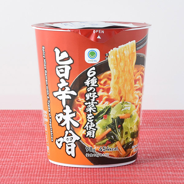 ファミリーマートの6種の野菜を使用 旨辛味噌。税込価格：213円。味噌とポークエキスをベースに、ガーリックのパンチとごまのコクをきかせた旨辛味噌スープです。具材は、フリーズドライの野菜ブロック（キャベツ・玉ねぎ・ねぎ・小松菜・人参）と、にら入りです。