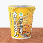 ファミリーマートのスパイス香るカレーうどん。税込価格：170円。牛の旨みと香り高い特製スパイスがきいたつゆが特徴のコク深いカレーうどんです。
