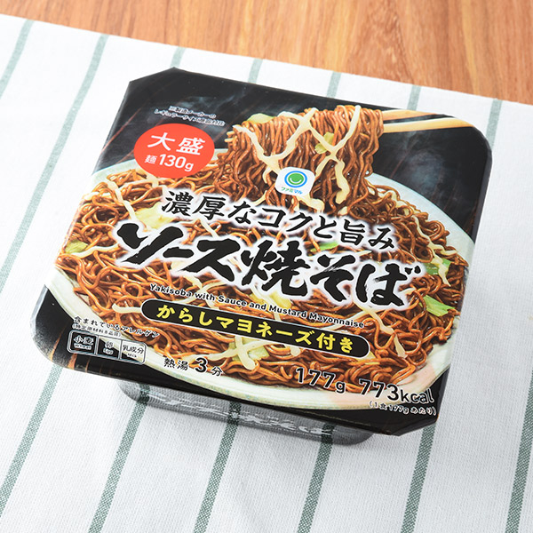 ファミリーマートのソース焼そば からしマヨネーズ付き 大盛。税込価格：228円。ウスターソースと中濃ソースをブレンドし、ポークエキスの旨みを加えた風味豊かな焼そばです。