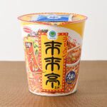ファミリーマートの来来亭 背脂しょうゆラーメン。税込価格：288円。「来来亭」監修の背脂しょうゆラーメンです。醤油のコクとキレを高めることで、さらにお店の味わいへと近づけたポークベースの背脂醤油スープに、歯切れのよい麺を合わせました。