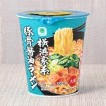 ファミリーマートの横浜家系 豚骨醤油ラーメン。税込価格：213円。ファミマルで、横浜家系豚骨醤油ラーメンが縦型ビッグサイズで登場しました。豚の旨味をベースに、鶏油をきかせた豚骨醤油スープです。噛みごたえのある極太ノンフライ麺を使用しています。