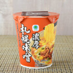 ファミリーマートの濃厚札幌味噌。税込価格：170円。豚の旨みとガーリックがきいた濃厚な味噌スープが、もっちりとした 弾力が特徴のウェーブフライ麺によく絡む一品です。