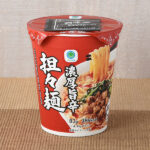 ファミリーマートの濃厚旨辛担々麺。税込価格：170円。練りごまを加えたスープは、豊かなゴマの香りと旨み、そして花椒の香りが特徴です。食感の良いしなやかなストレートフライ麺を使用しました。唐辛子の辛みと練りごまの風味がきいた別添調味油付きです。