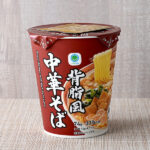 ファミリーマートの背脂風中華そば。税込価格：170円。豚の旨みをアップした、こってり醤油スープが特徴です。 つるみのある中細ストレートフライ麺を使用しています。
