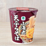 ファミリーマートの小海老天ぷらそば。税込価格：170円。焼津産かつお節の粉末を使用しただし感のあるつゆが特徴です。香り立つ、焙煎七味付きです。