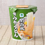 ファミリーマートの関西風きつねうどん。税込価格：170円。利尻昆布のエキスを使用しただし感のあるつゆが特徴です。一枚お揚げ入り、香り高い柚子七味付きです。