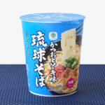 ファミリーマートのかつおとソーキ味 琉球そば。税込価格：213円。ポーク・チキンをベースに、かつおをきかせたすっきりとした味わいの琉球そばです。七味唐辛子がアクセントです。