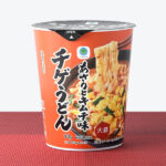ファミリーマートのあさりとキムチ味チゲうどん。税込価格：213円。味噌をベースに、あさりなどの魚介の旨みをきかせた、旨辛いキムチチゲスープです。