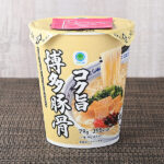 ファミリーマートのコク旨博多豚骨。税込価格：170円。豚の風味をきかせた濃厚でマイルドな豚骨スープが、歯切れの良い ストレート麺によく絡む一品です。