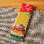 ファミリーマートのデュラム小麦セモリナ100%スパゲティ 1.6mm。税込価格：198円。