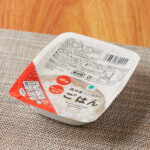 ファミリーマートの国内産コシヒカリごはん 180G。税込価格：208円。国内産コシヒカリを使用し、個食厚釜炊飯によりお米本来の旨みを引き出し、炊きたてのごはんをそのままパックしました。