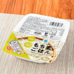 ファミリーマートのもち麦ごはん 150G。税込価格：218円。国内産もち麦、国内産コシヒカリを使用したもち麦ごはんです。