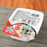 ファミリーマートの国内産コシヒカリ 大盛りごはん 300G。税込価格：318円。国内産コシヒカリを使用し、個食厚釜炊飯によりお米本来の旨みを引き出し、炊きたてのごはんをそのままパックしました。
