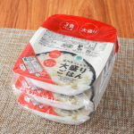 ファミリーマートの国内産コシヒカリ 大盛りごはん 300G 3食パック。税込価格：898円。国内産コシヒカリを使用し、個食厚釜炊飯によりお米本来の旨みを引き出し、炊きたてのごはんをそのままパックしました。